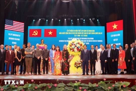各位代表在庆典上合影留念。图自越通社