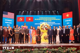 各位代表在庆典上合影留念。图自越通社