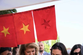 越南驻保加利亚大使馆向保加利亚副总统介绍越南的手工艺品。图自越通社