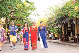 游客参观会安古城。图自nhandan.vn