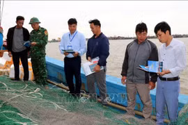 宁平省主管部门对渔船进行检查。图自同时