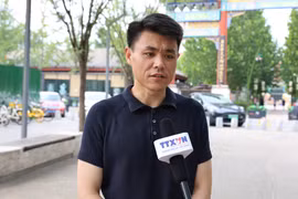 越南问题研究专家、中国中央广播电视总台越南语部主任魏为接受越通社记者的采访。图自越通社