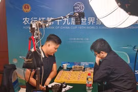 越南头号棋手赖李兄（左）夺得世界象棋锦标赛标准棋个人冠军。图自越通社