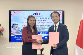 越南-日本文化教育合作促进中心代表与青山日本语学校代表签署合作协议。图自越通社