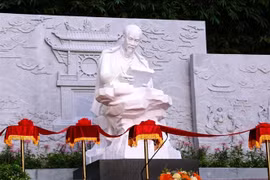 岘港市胡志明主席雕像项目正式落成。图自越通社