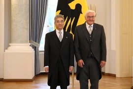 越南驻德国特命全权大使阮得成与德国总统弗兰克-瓦尔特·施泰因迈尔合影。图自越通社