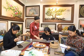刺绣画艺术要求绣工细致耐心，一丝不苟。图自越南画报