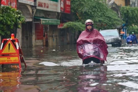 受剑鱼台风环流影响，河内特大暴雨致多地内涝 交通一度瘫痪