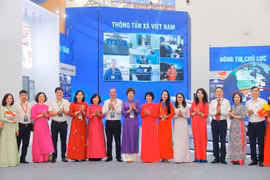 越通社社长武越庄与各位代表一同参观越通社展区。图自 越通社