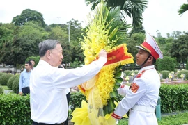 苏林总书记在奠边省敬香缅怀英雄烈士