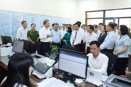 越共中央总书记苏林亲切看望正在福盛乡公共行政中心办理手续的群众。图自 越通社