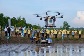 在2022年越南国际农业技术展览会（Agritechnica Asia Live 2022）上，现场演示了无人机喷洒农药和施肥技术。图自 越通社
