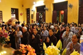 僧尼与佛子齐诵经文，祈愿国家迈入新的发展阶段，诸事圆满吉祥。图自 越通社