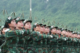 女性通信军官方阵参加合练。图自 越通社