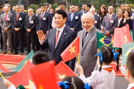 国家主席梁强与巴西总统卢拉聆听两国国歌演奏。图自 越通社