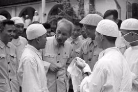 胡志明主席在访问海防第七军医院时与医生们亲切交谈（1957年5月）。图自 越通社