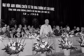 1966年12月，胡志明主席在河内举行的第四届英雄战士竞赛大会上发表讲话。图自 越通社