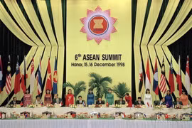1998年12月，越南成功主办第六届东盟首脑会议，通过《河内行动计划》，为加强团结、深化合作、明确东盟发展方向作出重要贡献。图为：1998年12月15日至16日，第六届东盟首脑会议在河内举行，时任越南政府总理潘文凯与各国代表团团长共同签署《河内宣言》。图自 越通社