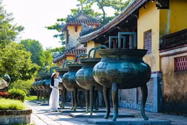 顺化皇城内世庙前陈列的阮朝九鼎。图自 越通社