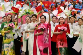 充分发挥人民的中心地位——国家发展的坚实基础