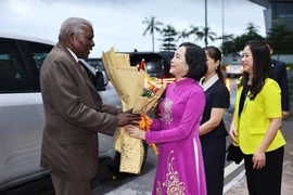 越南国会副主席阮氏清在内排国际机场迎接到访的古巴国会主席埃斯特万·拉索·埃尔南德斯。图自 越通社