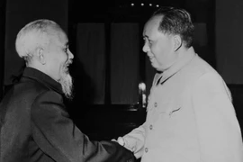 从1945年至1954年期间，越南外交大力推进政治与法律斗争，积极争取国际社会的支持，并成功与世界上10个社会主义国家建立了外交关系。图为1960年，胡志明主席与毛泽东主席在北京会晤。图自 越通社