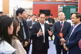政府副总理、2025年秋季博览会指导委员会主任裴青山指导加紧推进各项筹备工作，确保开幕式顺利举行。图自 越通社