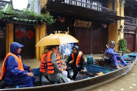 职能部门人员协助外国游客转移至安全地点。图自 越通社