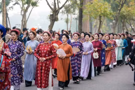 《百花喜事》越服巡游点亮2025越南幸福节