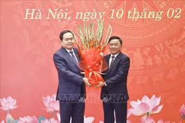 越南国会主席陈青敏主持国会党委第一次会议