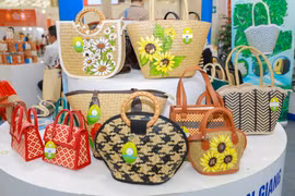 安江省江成乡福美合作社展出的草制手袋、草制吸管等环保材料制成的产品，也在展会上受到广泛关注。图自 越通社