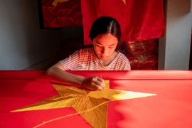 缝制国旗技艺在慈云村世代传承并不断发扬光大。图自 越通社
