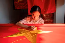 缝制国旗技艺在慈云村世代传承并不断发扬光大。图自 越通社