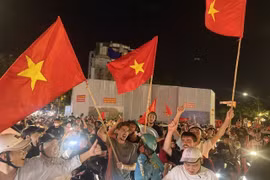 越南U23球员们在格罗拉·蓬卡诺体育场喜悦高举2025年东南亚U23锦标赛冠军奖杯。图自 越通社