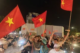 越南U23球员们在格罗拉·蓬卡诺体育场喜悦高举2025年东南亚U23锦标赛冠军奖杯。图自 越通社