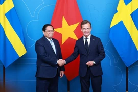 瑞典首相乌尔夫·克里斯特松迎接越南政府总理范明政到访。图自 越通社