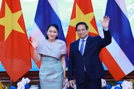 越南政府总理范明政与泰王国总理佩通坦·西那瓦合影留念。图自 越通社