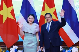 越南政府总理范明政与泰王国总理佩通坦·西那瓦合影留念。图自 越通社
