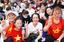 第一次综合演练：街道上挤满了等待的民众