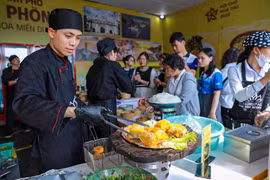 各地展位汇聚全国各省市的特色美食与饮食精华。图自 越通社