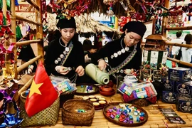 老街省展位工作人员为游客奉茶。图自 越通社