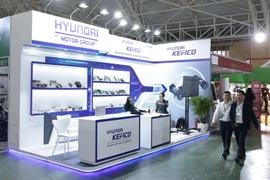 工艺艺人在展区现场展示传统手工技艺。图自 越通社