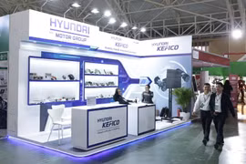 工艺艺人在展区现场展示传统手工技艺。图自 越通社