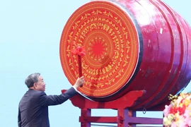 越共中央总书记苏林敲响锣鼓，宣布2025—2026学年正式开学。图自 越通社
