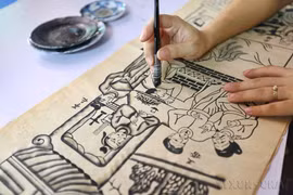创作东湖画的样稿十分耗时。画师需首先选定具有深刻寓意和文化内涵的主题，在色彩搭配、构图布局及艺术呈现上力求和谐严谨，方能完成一幅具有较高艺术价值的作品。图自 越通社