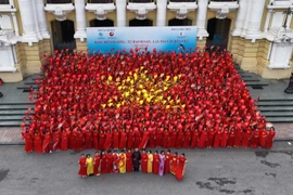 绚丽奥黛舞动广场 首都河内妇女同心拼出祖国国旗