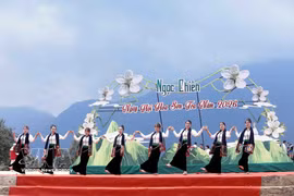 当地各族群众与众多游客踊跃参与玉战乡山楂花节活动。图自 越通社