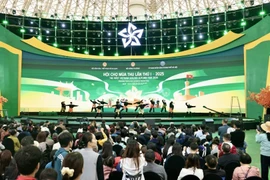 博览会上的一场文艺演出吸引众多游客驻足观看。图自 越通社