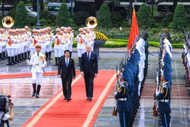 国家主席梁强与立陶宛共和国总统吉塔纳斯·瑙塞达共同检阅越南人民军仪仗队。图自 越通社