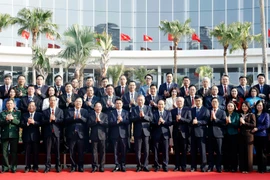 将海防市建设成为现代化工业中心和海港城市